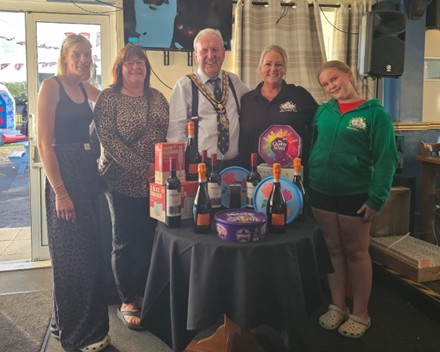 Mayor and members of Hillview JCC with their raffle prizes.
